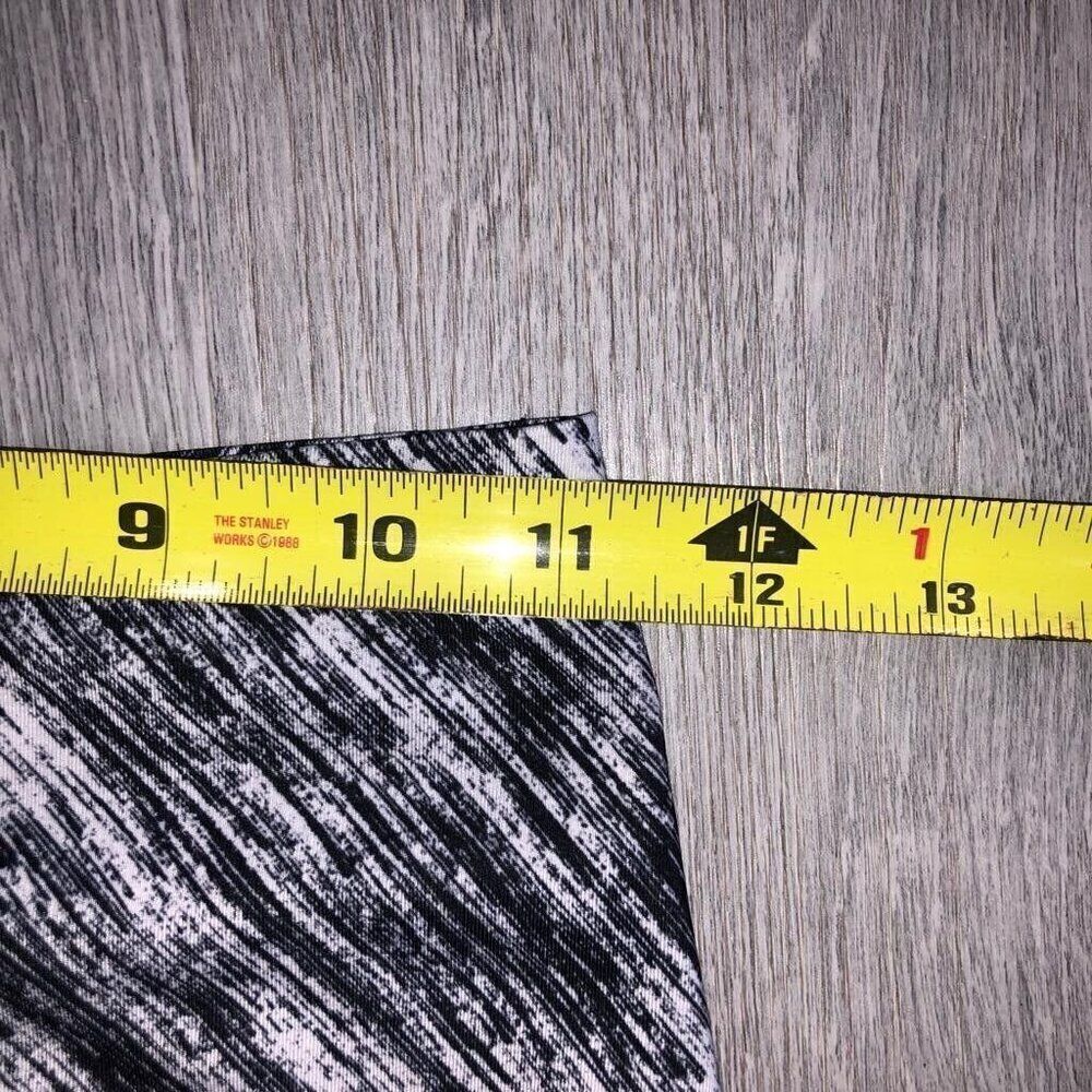 Lululemon Women’s Size 4 Hot To Street Crop Capri Black White Athletica Leggings - Picture 8 of 11